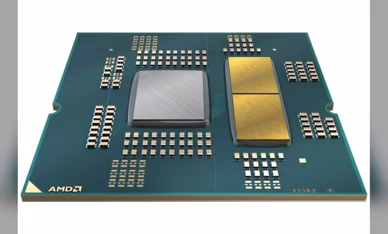 Ryzen 10000 : AMD pourrait remplacer l'iGPU par un NPU sur les CPU desktop AM5 1 Puce AMD Ryzen avec deux blocs de calcul visibles, un module argenté et un module doré sur substrat vert