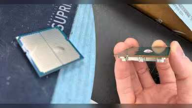 Processeur AMD Ryzen 9 9900X avec traces de dommages visibles sur une surface antistatique.