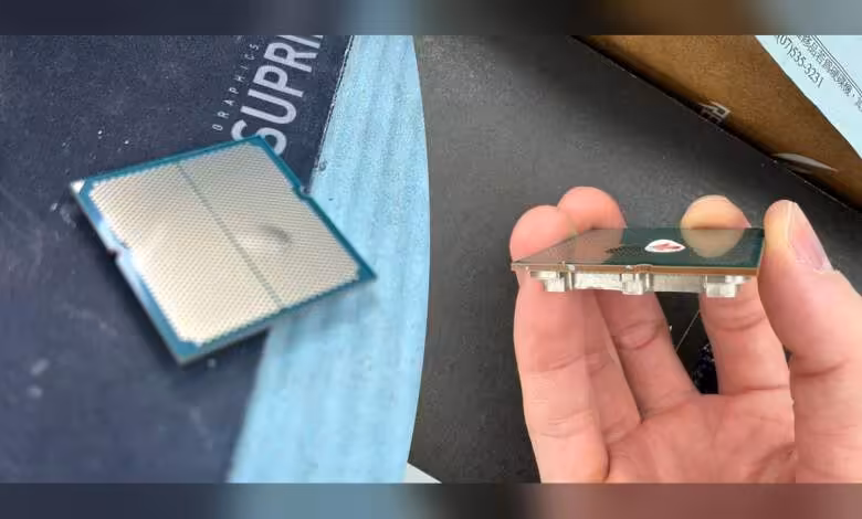 Ryzen 9 9900X : panne signalée avec gonflement du substrat sur une MSI X870E 1 Processeur AMD Ryzen 9 9900X avec traces de dommages visibles sur une surface antistatique.