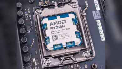 Processeur AMD Ryzen 9950X3D sur socket AM5, installé sur carte mère, avec marquage Dual Edition visible