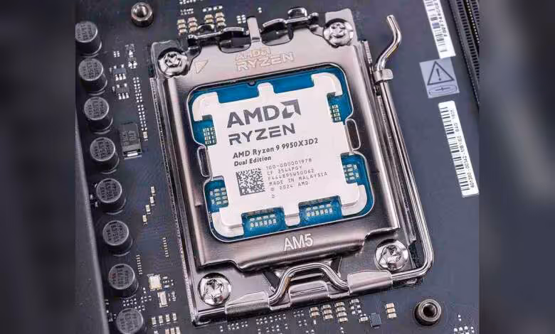 Ryzen AMD : le chiffrement mémoire TSME disparaît discrètement des CPU grand public 1 Processeur AMD Ryzen 9950X3D sur socket AM5, installé sur carte mère, avec marquage Dual Edition visible