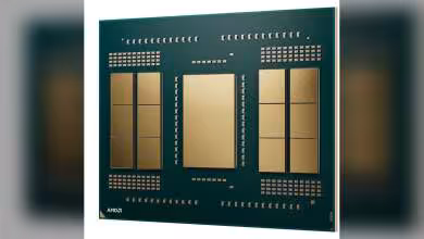 Gros plan d’un processeur AMD Ryzen Threadripper, substrat vert avec plusieurs dies dorés et logo AMD