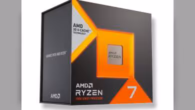Boîte AMD Ryzen 7 série 7000, design noir et orange, logo Ryzen et 3D V-Cache visible
