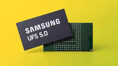Puce Samsung UFS 5.0 sur fond jaune vif, contraste élevé, éclairage professionnel