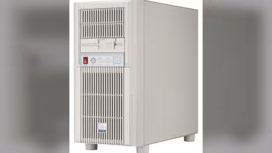 Boîtier SilverStone FLP03 beige rétro, vue trois-quarts avant sur fond blanc