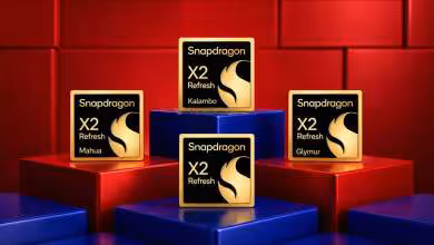 Quatre processeurs Snapdragon X2 Refresh posés sur des socles colorés rouge et bleu.