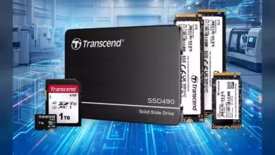 SSD Transcend SSD490 noir avec cartes mémoire et modules SSD M.2, branding Transcend visible