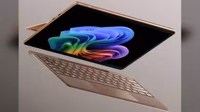 Microsoft Surface Laptop rose cuivré, écran Windows 11 affichant un fond d’écran coloré, clavier détachable.