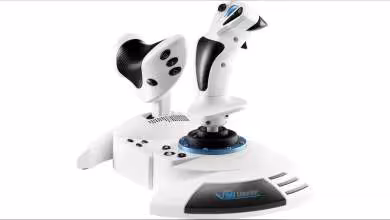 Thrustmaster T.Flight Hotas 5 blanc sur fond blanc, joystick et base avec boutons visibles