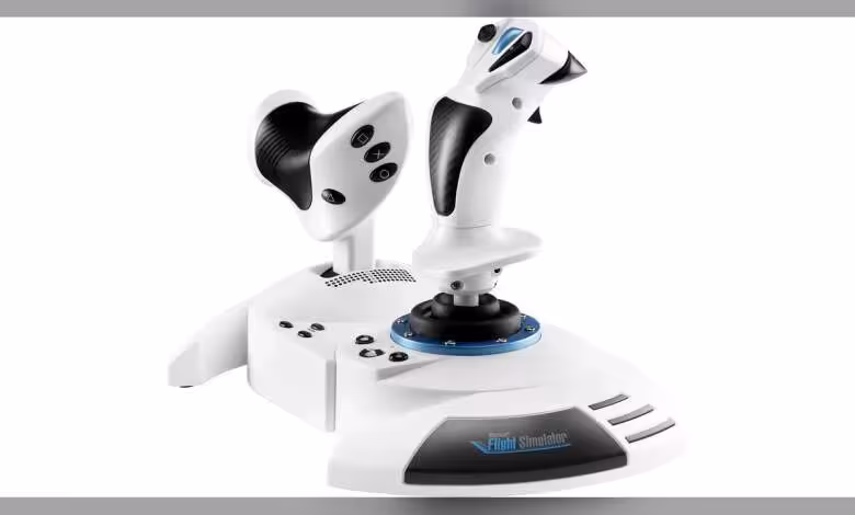 T.Flight Hotas 5 Microsoft Flight Simulator Edition arrive sur PS5, PS4 et PC 1 Thrustmaster T.Flight Hotas 5 blanc sur fond blanc, joystick et base avec boutons visibles