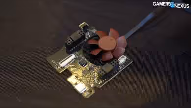 Carte électronique Thermal Grizzly WireView Pro II avec petit ventilateur rouge sur tissu noir.