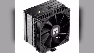Ventirad Thermalright noir avec ventilateur avant, vue trois-quarts, photo produit sur fond blanc
