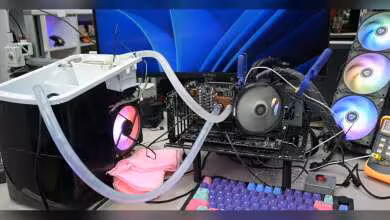 Station DIY RTX 3060 refroidie avec une machine à glace modifiée, éclairage RGB et câbles visibles