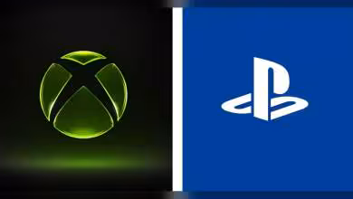 Logos des consoles Xbox sur fond noir et PlayStation sur fond bleu.