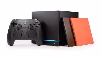 Photo d'une Steam Machine Valve avec manette, cube noir, fond blanc, éclairage professionnel