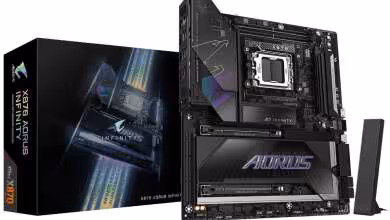 Boîte et carte mère GIGABYTE X870 AORUS Infinity, design AORUS Infinity et antenne Wi-Fi