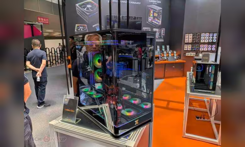 XIGMATEK Lumina Core et Aurora Core, deux designs atypiques vus au Computex 2026 1 Boîtier XIGMATEK Lumina Core noir vitré avec éclairage RGB, exposé sur un stand de salon