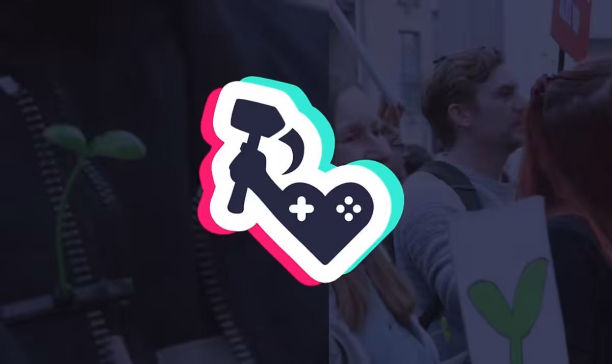 Logo stylisé de syndicat du jeu vidéo sur fond flou de manifestants, sans produit visible