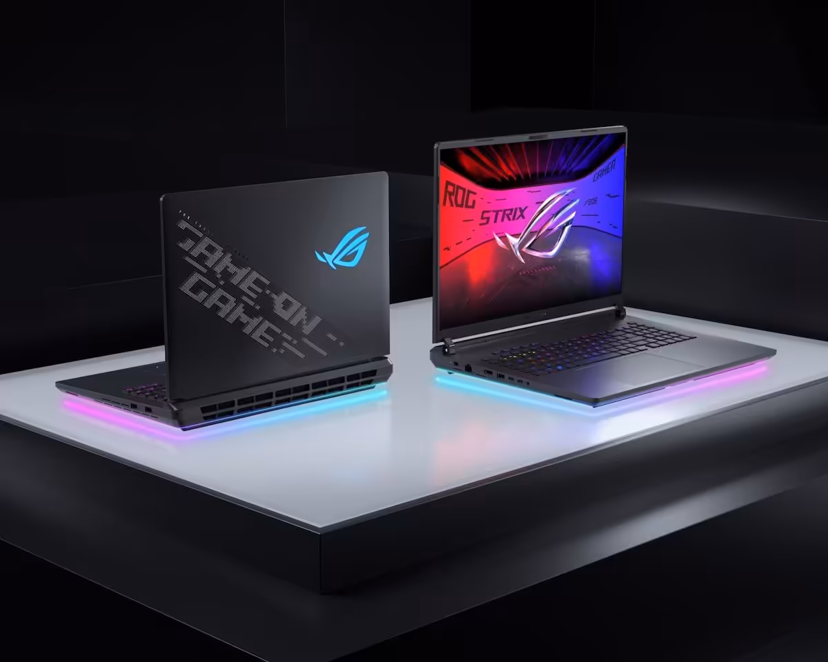 Deux ordinateurs portables gaming ASUS ROG Strix, l’un fermé, l’autre ouvert avec éclairage RGB