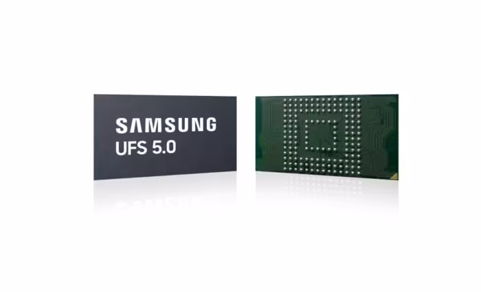 Puce Samsung UFS 5.0, fond blanc, détails peu contrastés, éclairage modéré