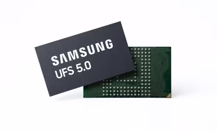 Puce Samsung UFS 5.0 sur fond blanc, bonne visibilité, éclairage uniforme