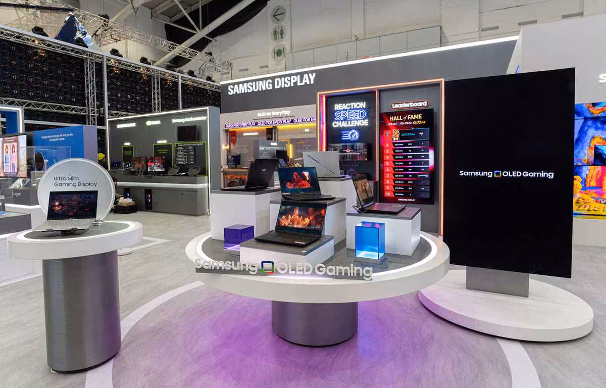 Stand Samsung Display OLED Gaming avec écrans de démonstration et ordinateurs portables
