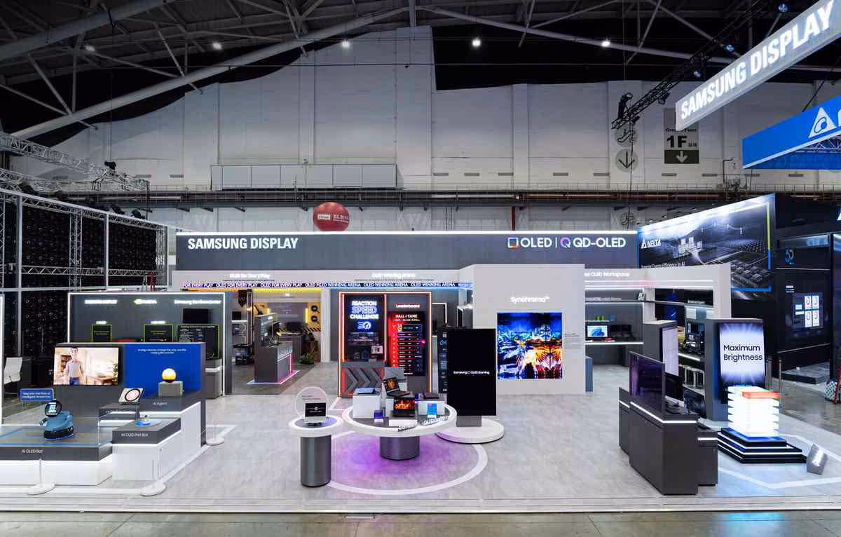 Grand stand Samsung Display OLED et QD-OLED avec plusieurs zones de démonstration