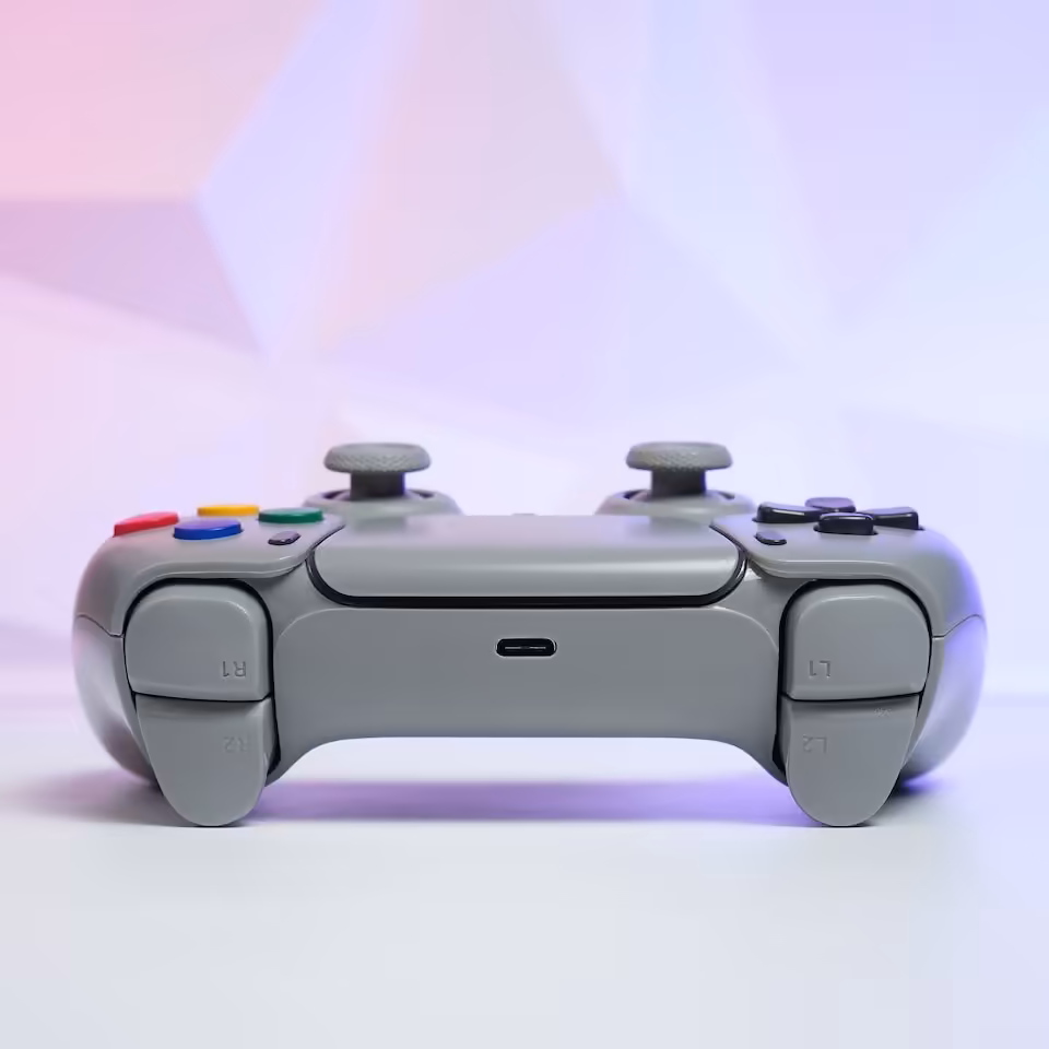 SFC-1 : Killscreen habille la manette PS5 et PC aux couleurs de la Super Famicom 4 Manette grise Killscreen vue arrière, ports USB-C et gâchettes visibles