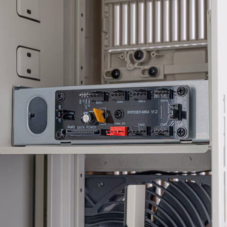 Intérieur du boîtier SilverStone FLP03 avec contrôleur SATA Power et ventilateur de refroidissement arrière