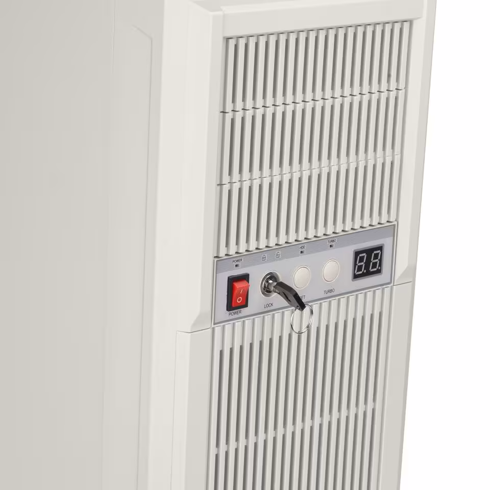 Façade SilverStone FLP03 avec interrupteur rouge, clé de verrouillage et afficheur numérique intégré