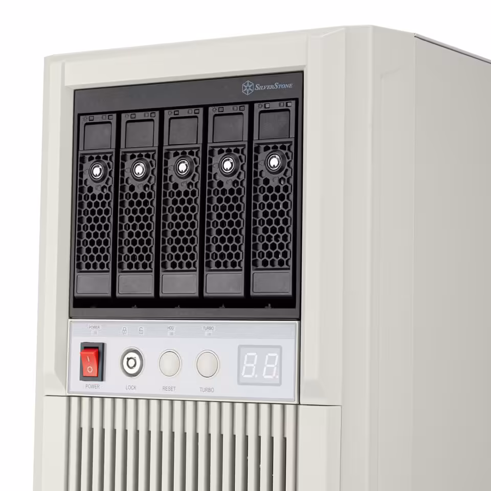 Façade avant du SilverStone FLP03 avec cinq baies disques 3,5 pouces et logo SilverStone