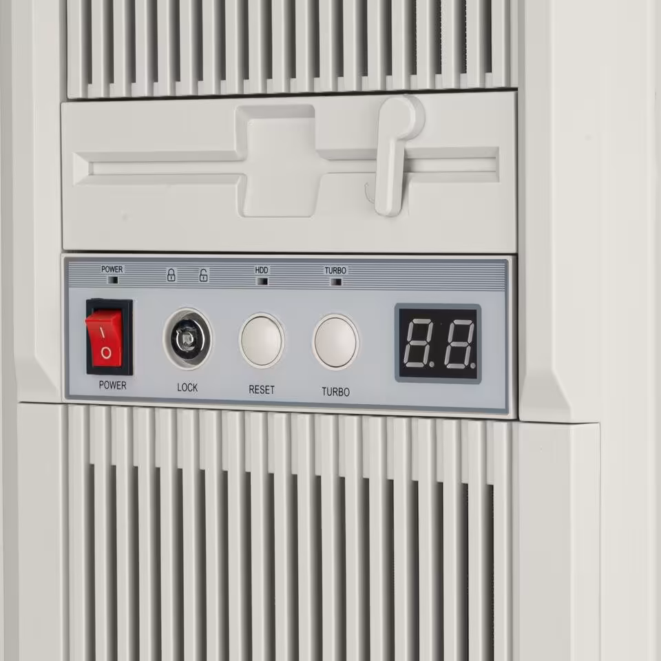 Gros plan du panneau de contrôle SilverStone FLP03, boutons Power, Lock, Reset, Turbo et afficheur 7 segments