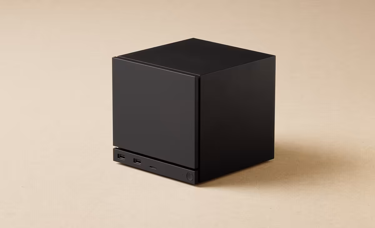 Mini PC cube noir compact, boîtier minimaliste avec ports en façade