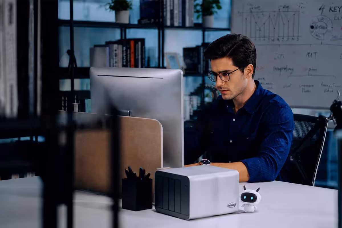 NAS TerraMaster F4-425 Pro sur un bureau, avec un utilisateur travaillant à l’ordinateur