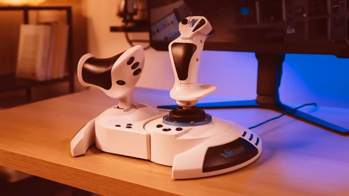T.Flight Hotas 5 Microsoft Flight Simulator Edition arrive sur PS5, PS4 et PC 2 Joystick et manette des gaz Thrustmaster T.Flight Hotas 5 sur bureau en éclairage ambiant