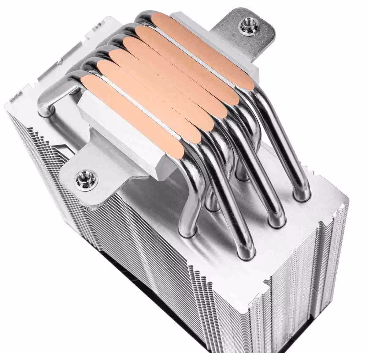 Gros plan sur les caloducs en cuivre et la base d’un dissipateur Thermalright en aluminium