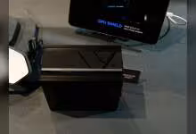 Alimentation Cooler Master V Platinum 1000 avec logo et câbles, vue en situation sur bureau, GPU Shield visible