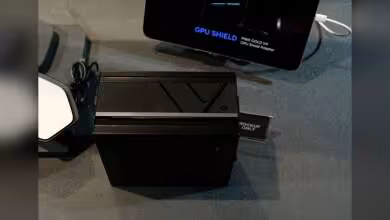 Alimentation Cooler Master V Platinum 1000 avec logo et câbles, vue en situation sur bureau, GPU Shield visible