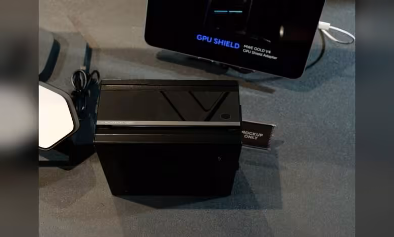 Cooler Master V Platinum V3 : une alimentation Platinum qui surveille le GPU sans fil 1 Alimentation Cooler Master V Platinum 1000 avec logo et câbles, vue en situation sur bureau, GPU Shield visible