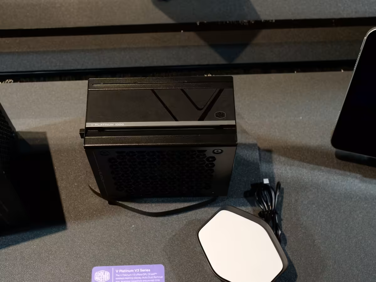 Cooler Master V Platinum V3 : une alimentation Platinum qui surveille le GPU sans fil 2 Alimentation Cooler Master V Platinum V3 avec module GPU Shield Wireless et petit chargeur Qi2 sur bureau