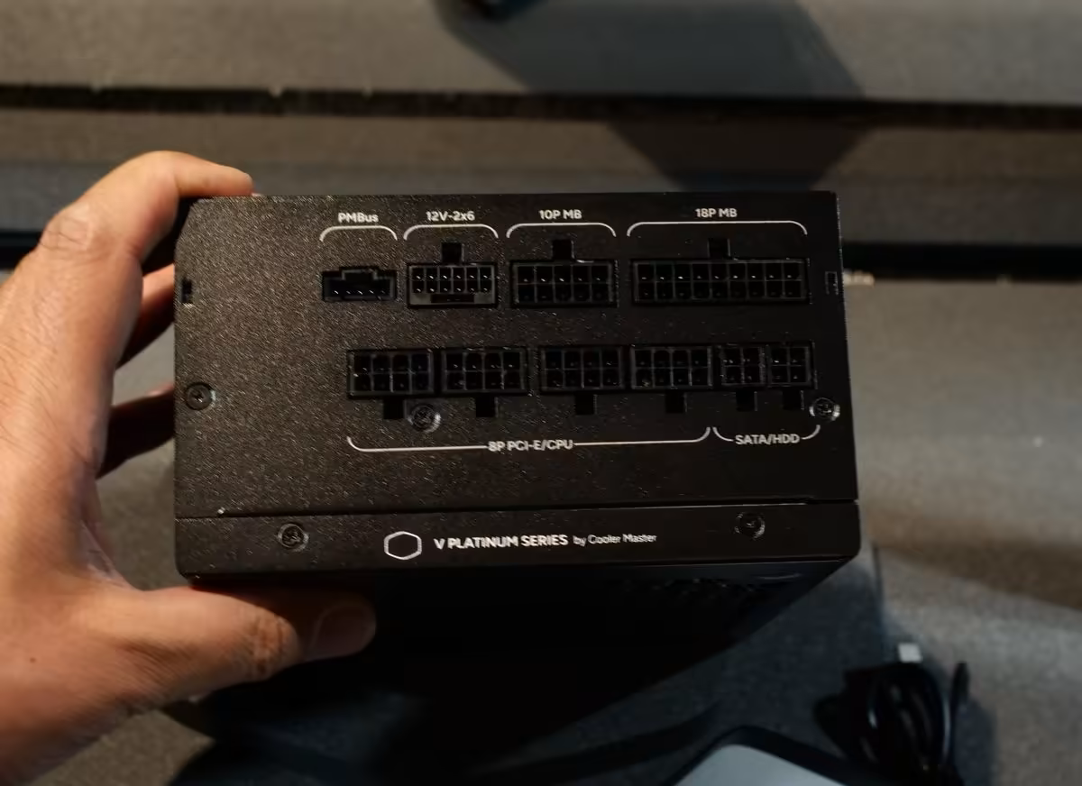 Cooler Master V Platinum V3 : une alimentation Platinum qui surveille le GPU sans fil 4 Face arrière de l’alimentation Cooler Master V Platinum V3 montrant les connecteurs d’alimentation PCIe et SATA
