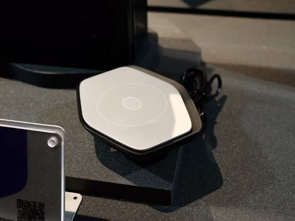 Cooler Master V Platinum V3 : une alimentation Platinum qui surveille le GPU sans fil 3 Module GPU Shield Wireless Cooler Master posé sur le bureau, prêt pour alertes et charge Qi2 15W