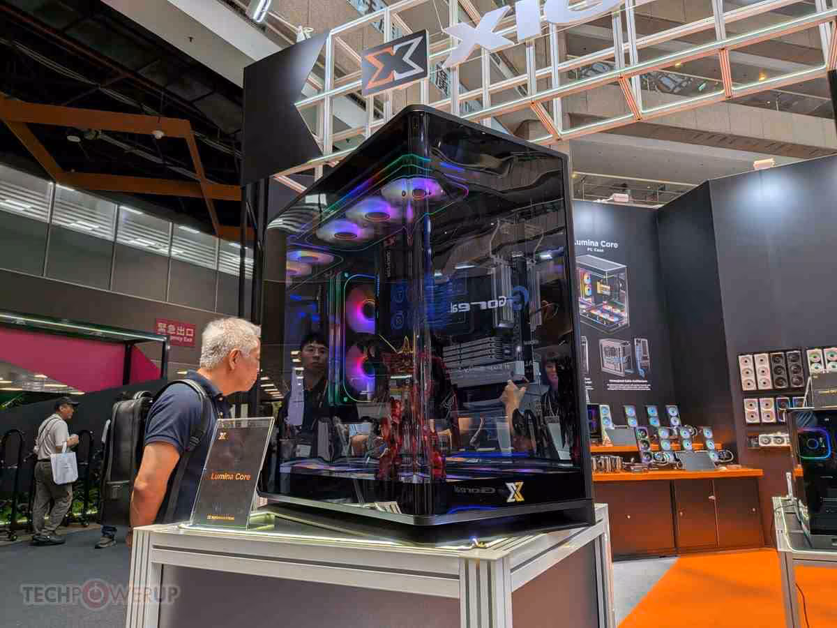 XIGMATEK Lumina Core et Aurora Core, deux designs atypiques vus au Computex 2026 3 Boîtier XIGMATEK Lumina Core noir avec ventilateurs RGB, vue de face sur un stand d’exposition