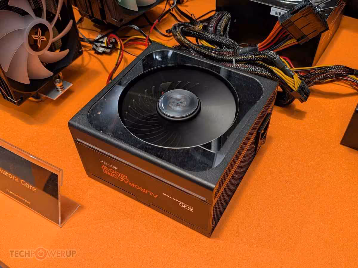 XIGMATEK Lumina Core et Aurora Core, deux designs atypiques vus au Computex 2026 5 Gros plan sur le boîtier XIGMATEK Aurora Core avec ventilateur unique, sur fond de stand orange