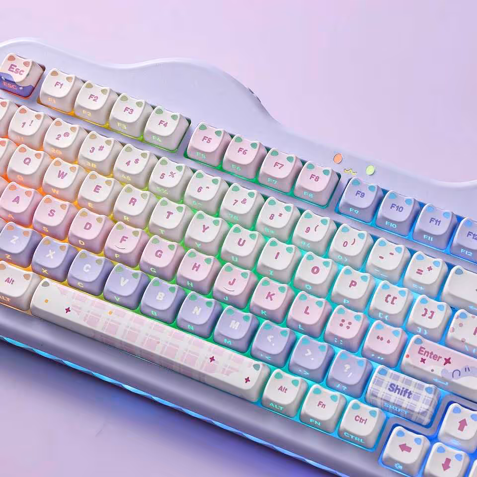 Gros plan du clavier mécanique YUNZII C98 MAO pastel avec touches cat profile et rétroéclairage RGB