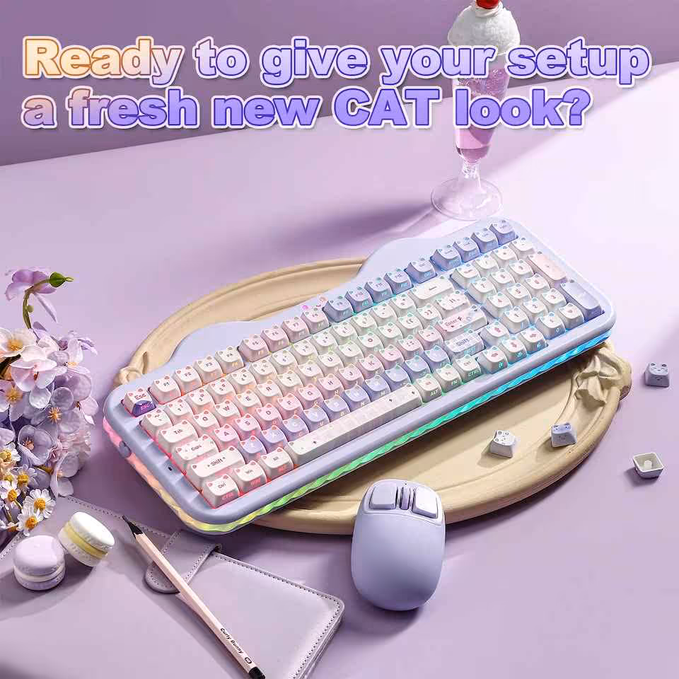 Mise en scène pastel du clavier YUNZII C98 MAO avec souris, livre et message promotionnel