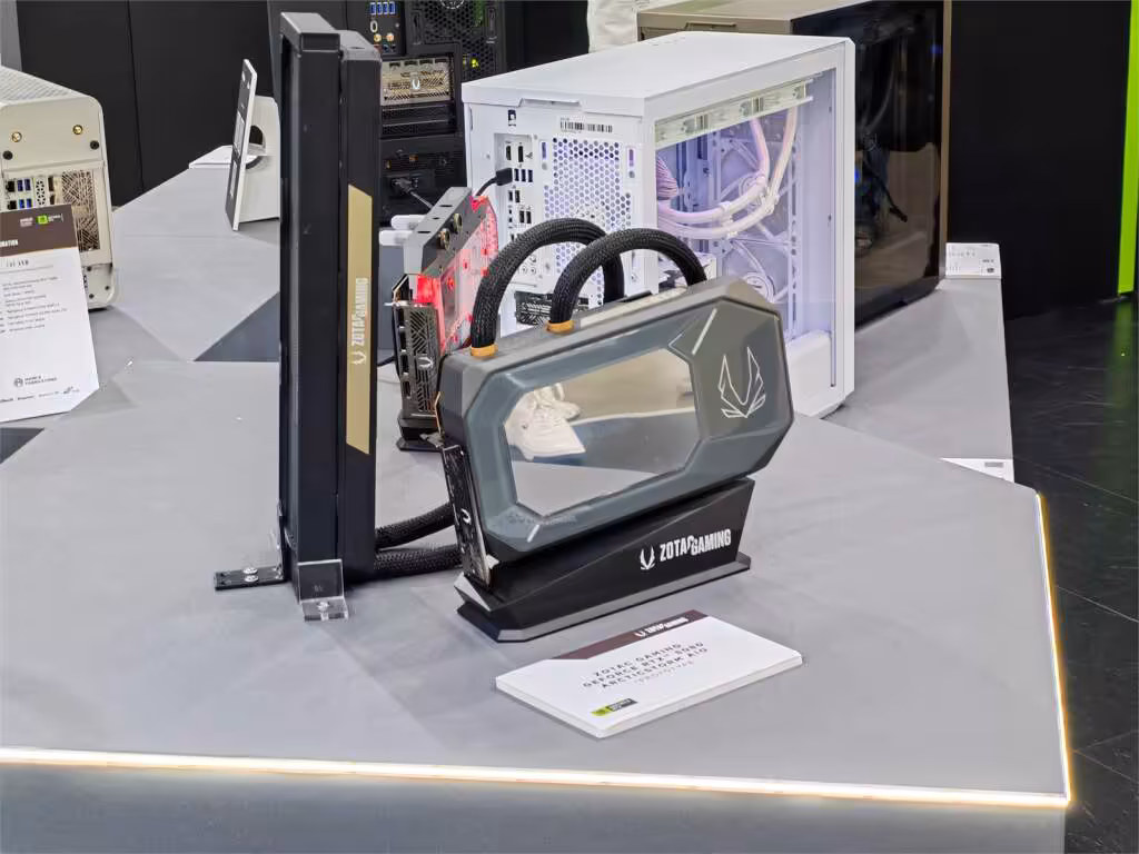 RTX 5080 : ZOTAC expose deux cartes, water block intégral et AIO 360 mm 3 zotac gaming rtx 5080 arcticstorm computex 2026 01