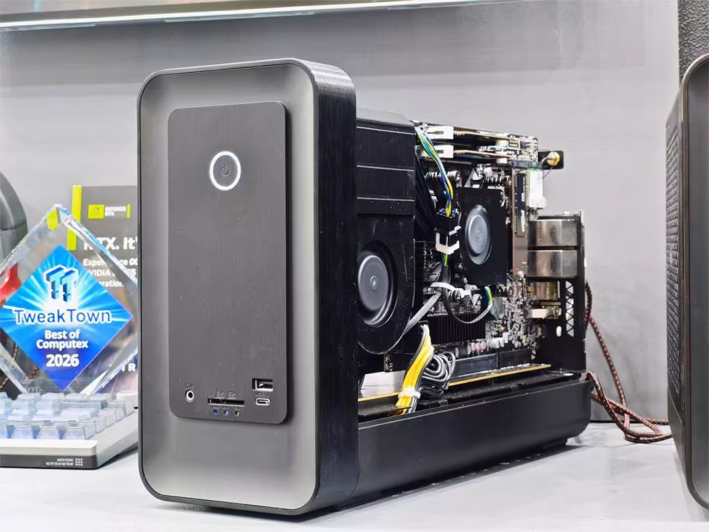 ZOTAC MAGNUS ONE ULTRA : une vraie RTX 5080 desktop dans un mini-PC de 11,46 litres 4 zotac magnus one ultra rtx 5080 desktop mini pc 02