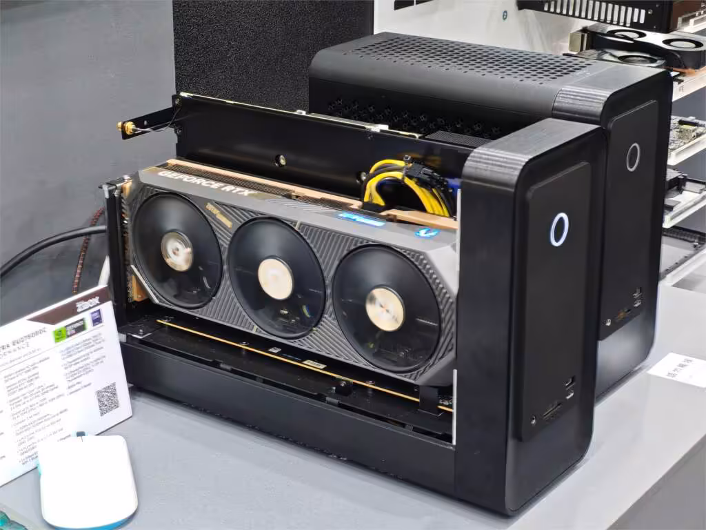 ZOTAC MAGNUS ONE ULTRA : une vraie RTX 5080 desktop dans un mini-PC de 11,46 litres 3 zotac magnus one ultra rtx 5080 desktop mini pc 03