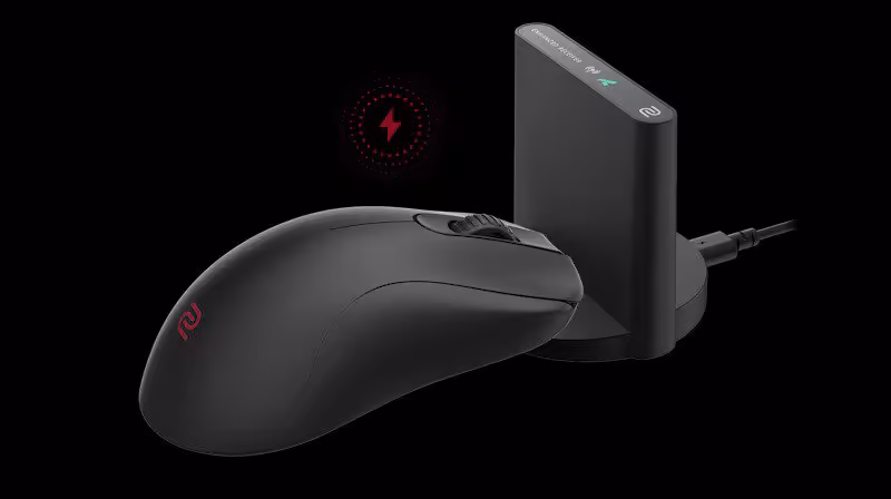 Souris Zowie sans fil noire avec dock de recharge, vue produit sur fond noir avec icône de charge rouge
